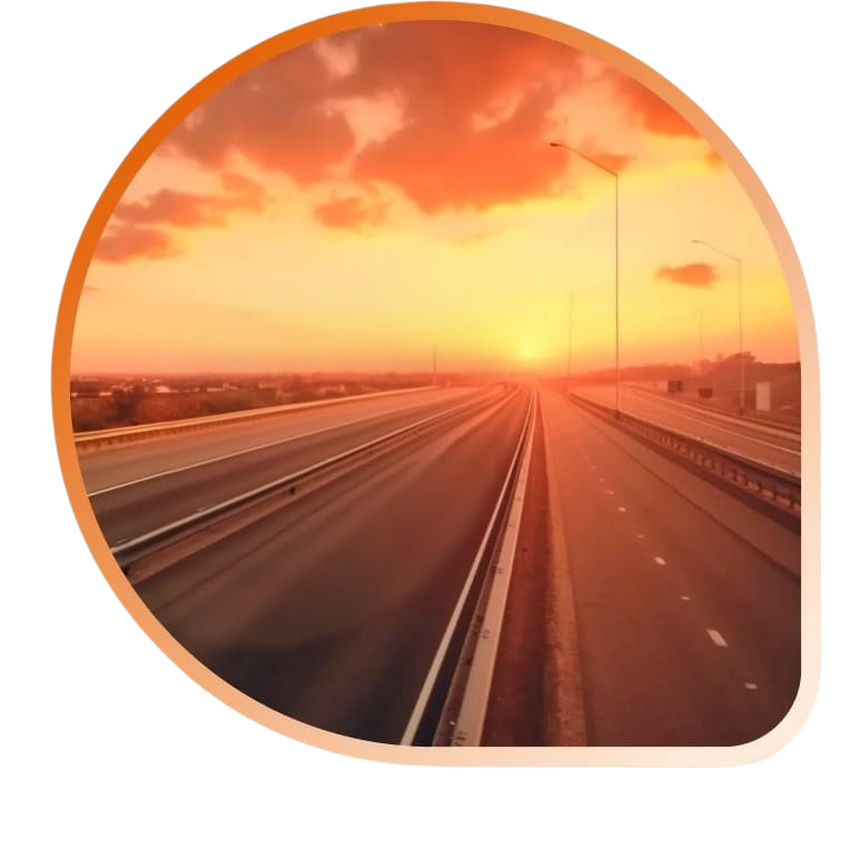 trasa slider Opustoszała autostrada rozciąga się w oddali pod żywym pomarańczowym niebem o zachodzie słońca, z latarniami ulicznymi wzdłuż drogi i chmurami świecącymi w ciepłym świetle.