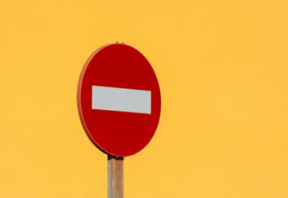 Brak-odprawy-celnej Czerwono-biały znak drogowy "Nie wjeżdżać", który ma ilustrować brak możliwości wysyłki towaru za granicę, jeśli ładunek nie przejdzie odprawy celnej.